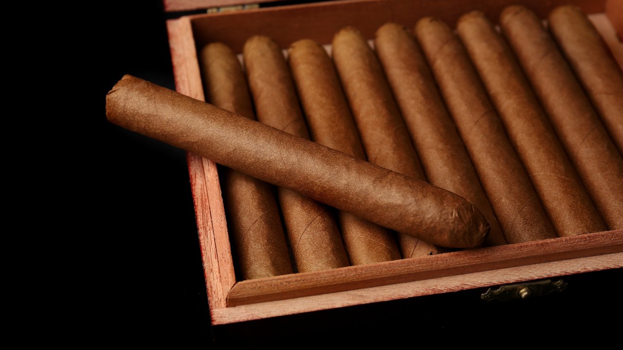 How to Keep Cigars Fresh: Expert Tips for a Flawless Smoke